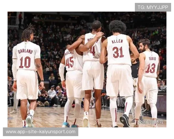 米切尔底角追身三分命中，骑士队内欢腾